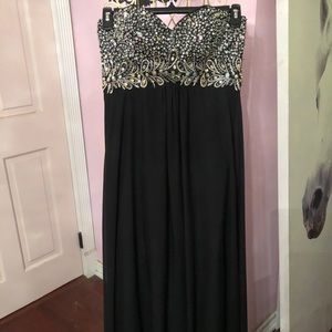 NWT sleeveless black gown